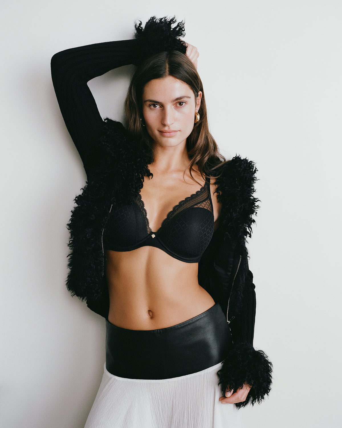 Chantelle T-shirt BH Norah Chic Plunge Svart – kampanjbild