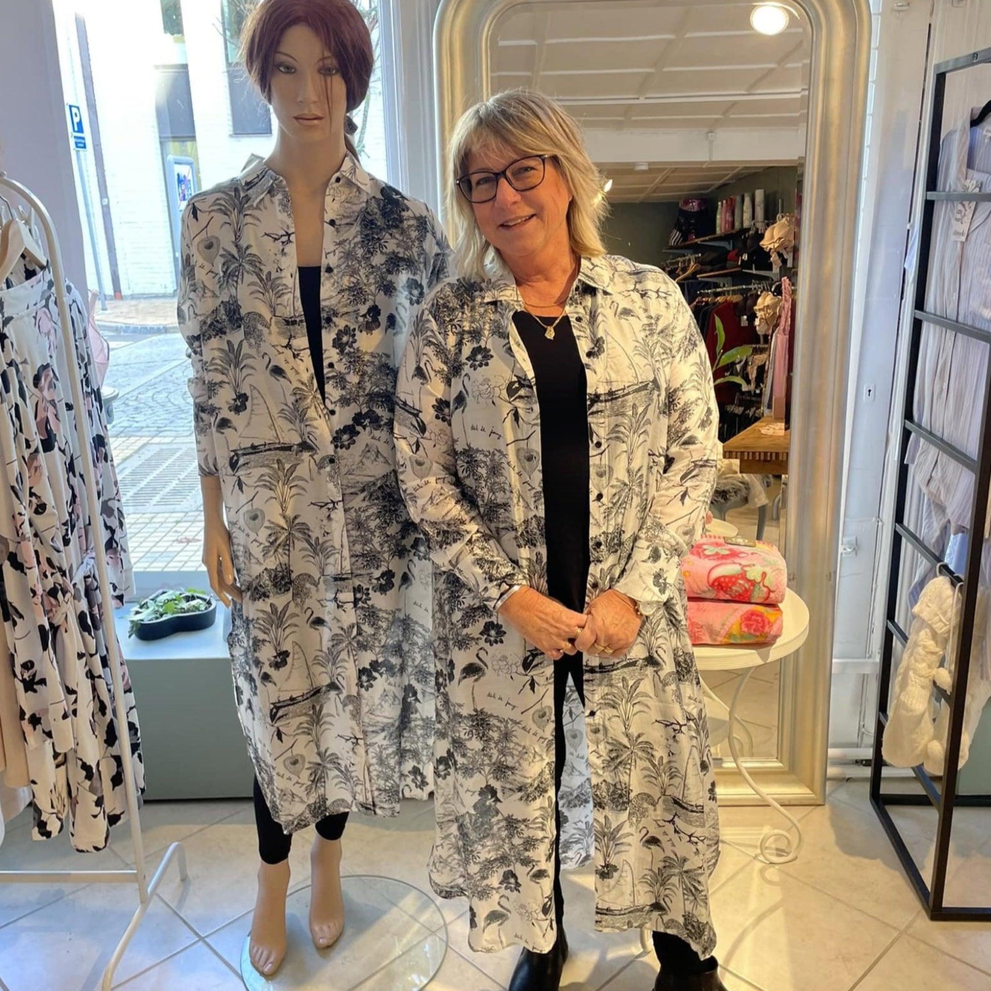 Kaanda Shirt Dress Maxime Svart Vit - Härliga Under