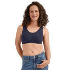 Amoena Linda 45148 protes-BH Dark Blue på modell
